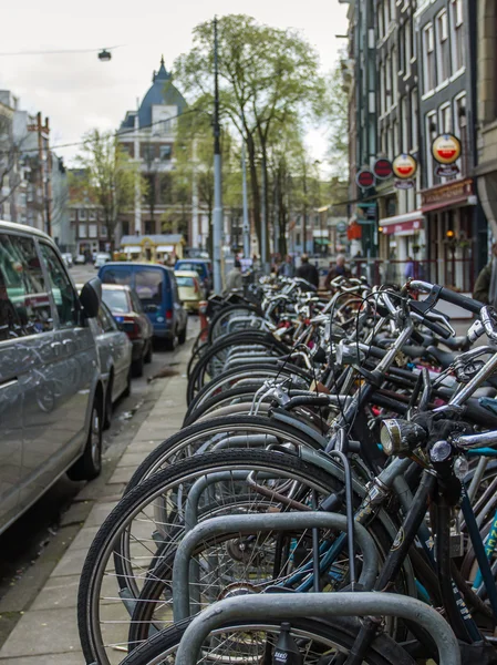 Ámsterdam, Países Bajos, 12 de abril de 2012. Aparcamiento para bicicletas en la calle de la ciudad —  Fotos de Stock