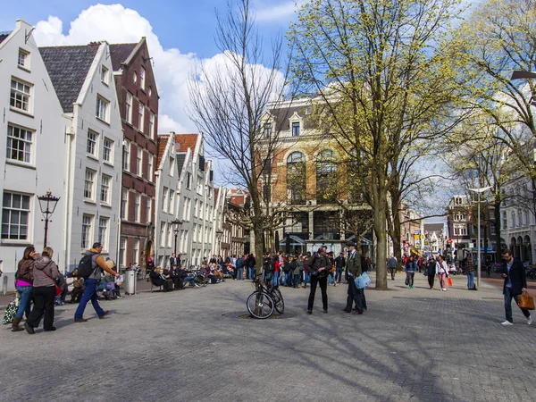典型的な都市通り春の日のアムステルダム、オランダ, ビュー — ストック写真