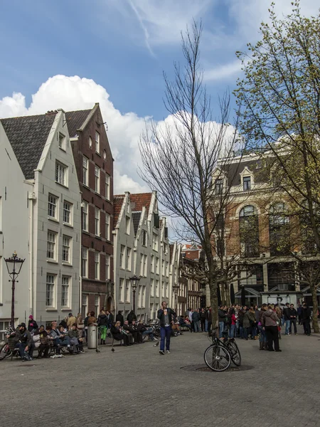 Amsterdam, das niederland, blick auf die typische stadtstraße frühlingstag — Stockfoto