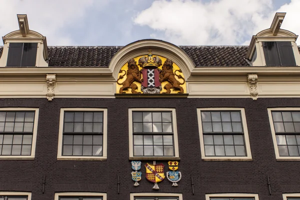 Амстердам, Нидерланды. Типичные архитектурные детали городских зданий — стоковое фото