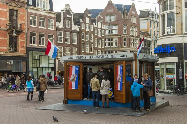 Amsterdam, Nederland. toeristen koopt Nederlandse haring in een stal op een stad straat — Stockfoto