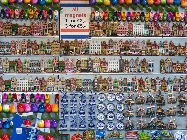 Amsterdam, die Niederlande. Vitrine mit traditionellen Souvenirs — Stockfoto