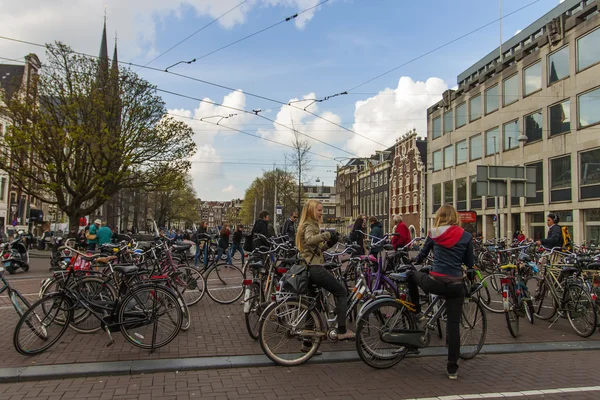 Amsterdam, die Niederlande. Kanal im Zentrum der Stadt — Stockfoto