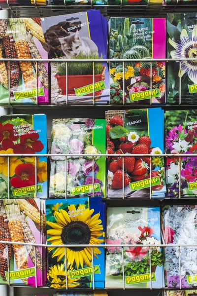 Amsterdam, The Netherlands . Sale of seeds , plants and flowers in the flower market . Floating flower market is one of the city's attractions — Stock Photo, Image