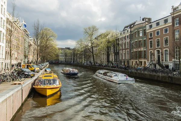 Amsterdam, Hollanda, 12 Nisan 2012. Şehir Merkezi parçası canal — Stok fotoğraf