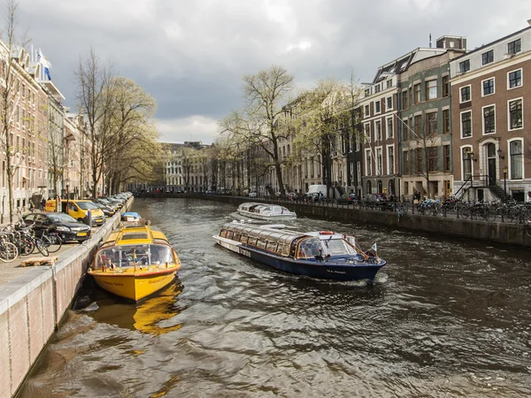 Amsterdam, Holandia, Kwiecień 12, 2012. kanał w centralnej części miasta — Zdjęcie stockowe