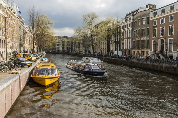 Ámsterdam, Países Bajos, 12 de abril de 2012. Canal en la parte central de la ciudad — Foto de Stock