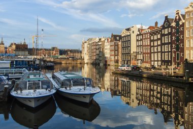 Amsterdam, Hollanda. kent merkezindeki kanal evleri