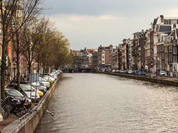 Amsterdã, Holanda, 12 de abril de 2012. Canal na parte central da cidade — Fotografia de Stock