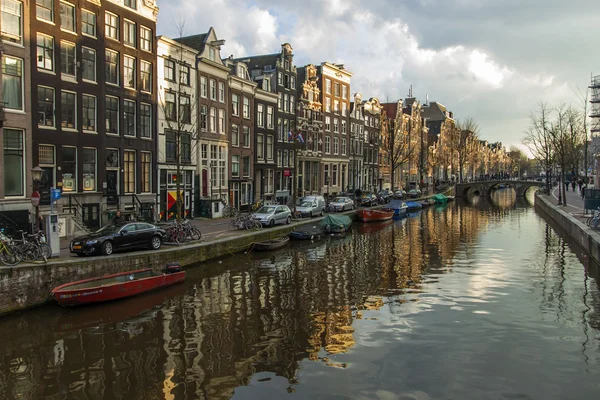 Amsterdam, Nizozemsko. domy na kanálu v centru města — Stock fotografie