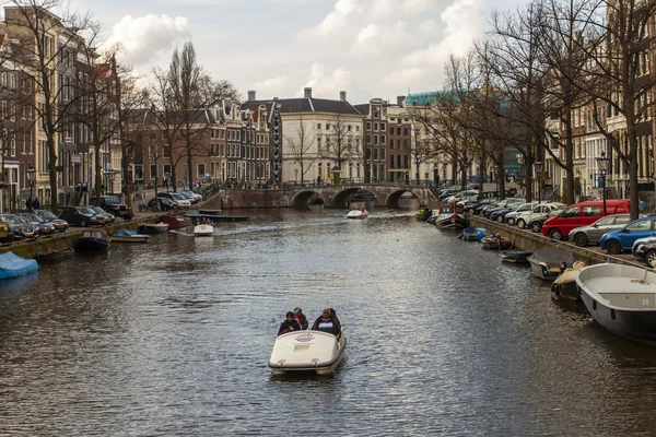 Amsterdam, Paesi Bassi, 12 aprile 2012. Canale nella parte centrale della città — Foto Stock