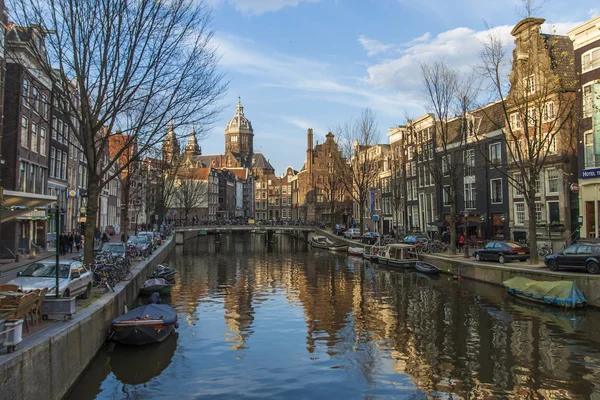 Amsterdam, Hollanda. Kanal ve onun yansıması evler
