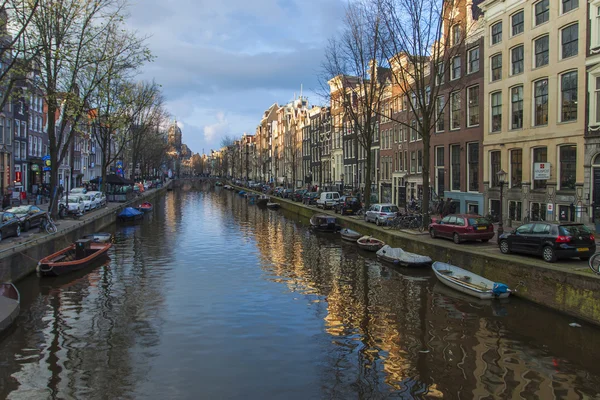 Amsterdam, Nizozemsko. kanál v centrální části města — Stock fotografie