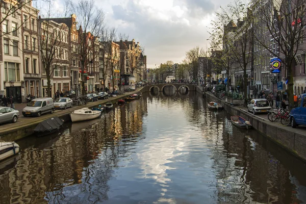 Ámsterdam, Países Bajos. Canal en la parte central de la ciudad —  Fotos de Stock