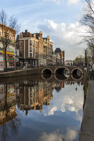 Amsterdam, Nizozemsko. domy na kanál a jeho odraz — Stock fotografie