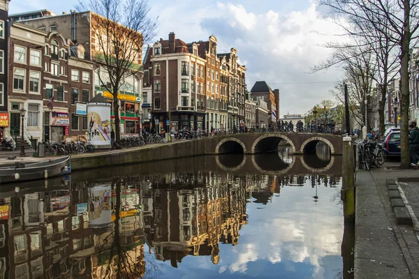 Ámsterdam, Países Bajos. Casas en el canal y su reflejo — Foto de Stock