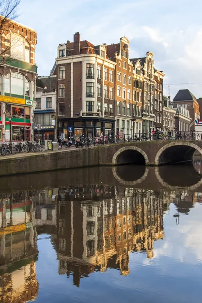 Amesterdão, Países Baixos. Casas no canal e seu reflexo — Fotografia de Stock