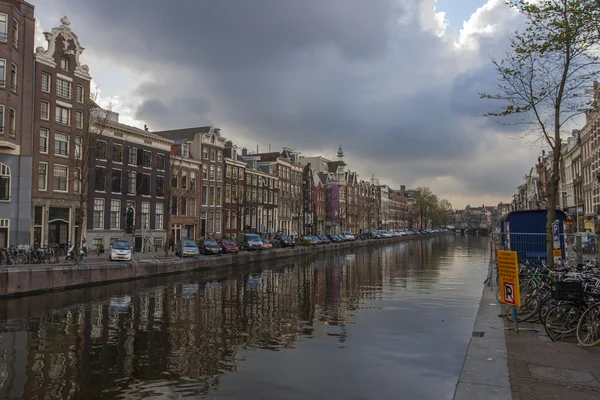 Amesterdão, Países Baixos. Canal na parte central da cidade — Fotografia de Stock
