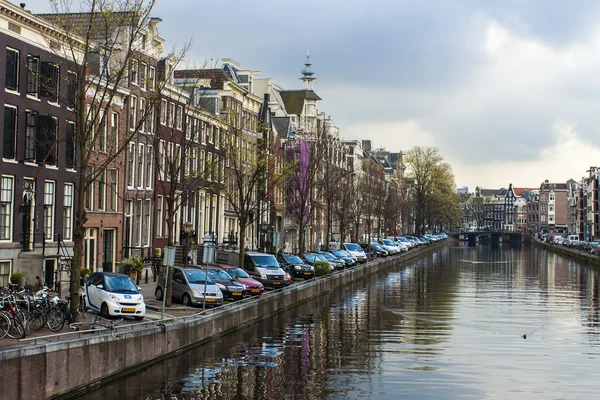 Ámsterdam, Países Bajos, 13 de abril de 2012. Canal en la parte central de la ciudad — Foto de Stock