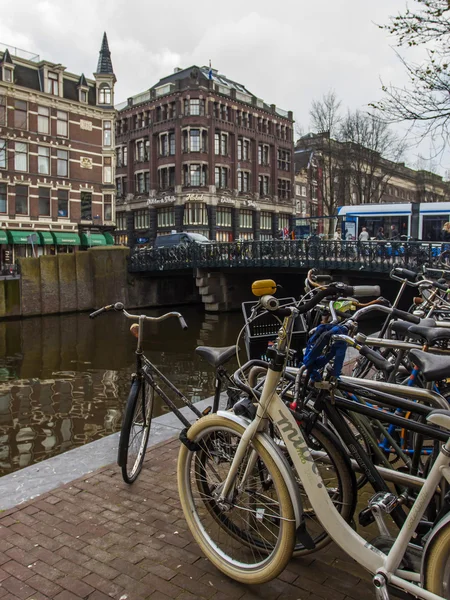 Amsterdam, Nederländerna, april 13, 2012. utsikt över typiska staden gatan vårdag — Stockfoto