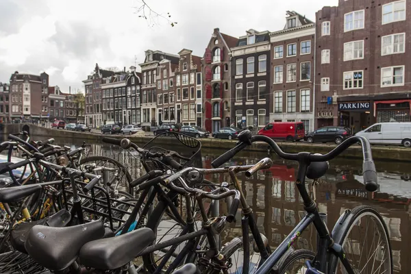Amsterdam, Niederlande, 13. April 2012. Blick auf die typische Stadt Straße Frühlingstag — Stockfoto