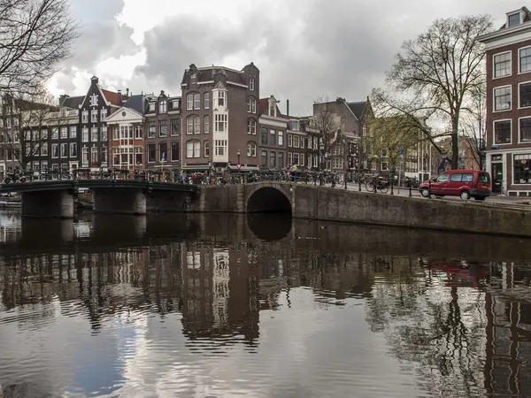 2012 年 4 月 13 日荷兰阿姆斯特丹。在这座城市的中央部分运河 — 图库照片