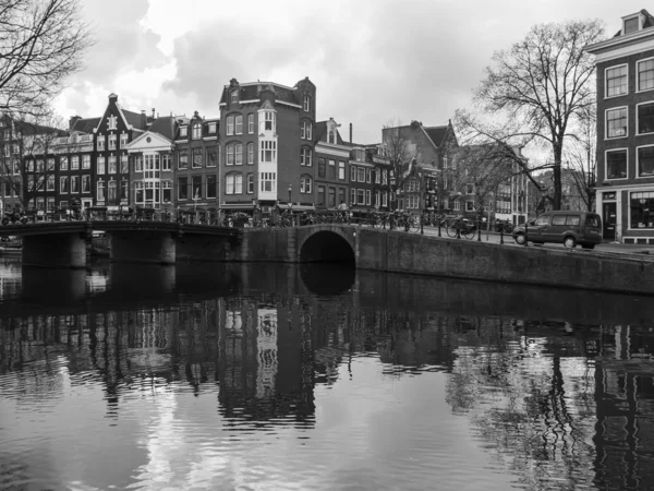 Amsterdam, Niederlande, 13. April 2012. Kanal im Zentrum der Stadt — Stockfoto