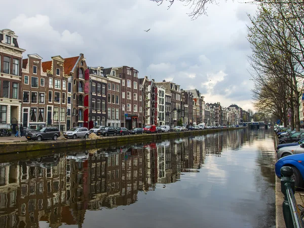 Amsterdam, Holandia, 13 kwietnia 2012. kanał w centralnej części miasta — Zdjęcie stockowe