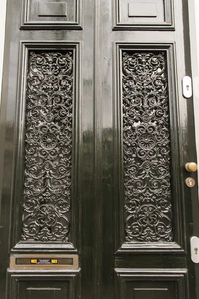 Amsterdam, die Niederlande. Typische architektonische Details städtischer Gebäude — Stockfoto