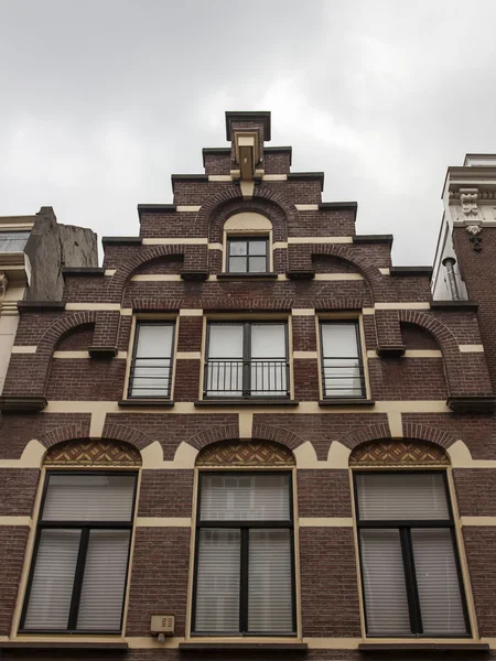एम्स्टर्डम, नीदरलैंड। शहर की इमारतों के विशिष्ट वास्तुकला विवरण — स्टॉक फ़ोटो, इमेज