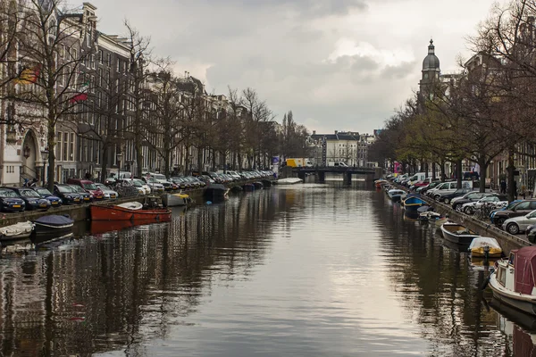 암스테르담, 네덜란드, 2012 년 4 월 13 일. 도시의 중앙 부분에서 운하 — 스톡 사진