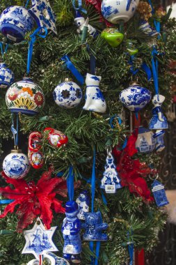 Noel ağacı Hollandalı geleneğinde dekore edilmiştir.