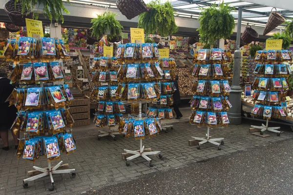 Amsterdam, Nederländerna. Försäljning av frön, växter och blommor på blomstermarknaden . — Stockfoto