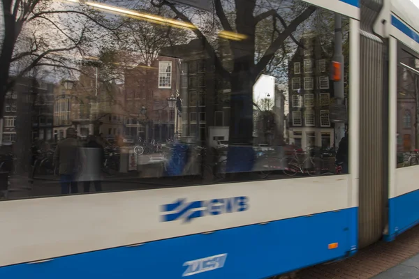 Amsterdam, Paesi Bassi, 15 aprile 2012. Tram sulla strada della città — Foto Stock