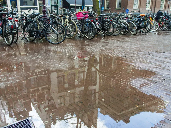 Amsterdam, die Niederlande. typische Stadtlandschaft an einem sonnigen Frühlingstag — Stockfoto
