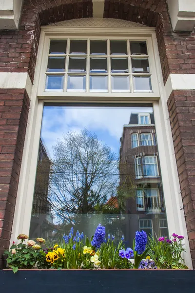 Ámsterdam, Países Bajos. Detalles arquitectónicos típicos de edificios de la ciudad —  Fotos de Stock