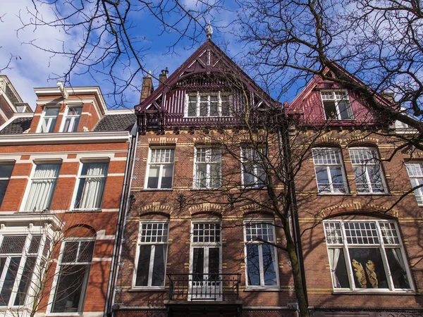 Ámsterdam, Países Bajos. Detalles arquitectónicos típicos de edificios de la ciudad — Foto de Stock