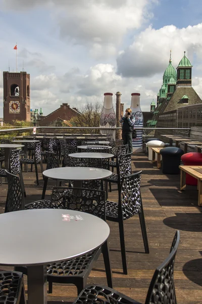 2012 年 4 月 14 日荷兰，阿姆斯特丹。游客拍照的购物中心屋顶上咖啡馆 — 图库照片