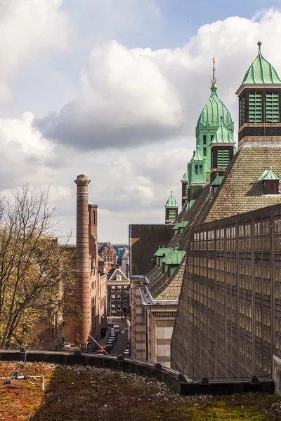 Amsterdam, Pays-Bas. Détails architecturaux typiques des bâtiments de la ville — Photo