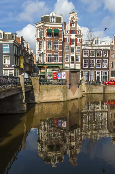 Amsterdam, Nederländerna, april 13, 2012. hus på kanalen återspeglas i dess vatten — Stockfoto