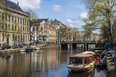 Amsterdam, Hollanda. güneşli bir bahar gününde tipik peyzaj