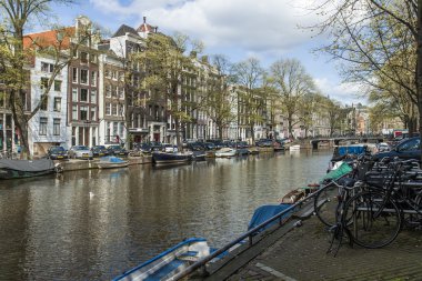 Amsterdam, Hollanda. güneşli bir bahar gününde tipik peyzaj