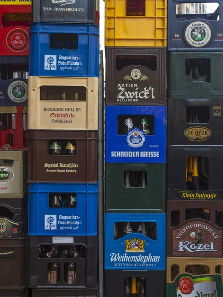 Amsterdam, Nederländerna, april 13, 2012. stack lådor öl — Stockfoto