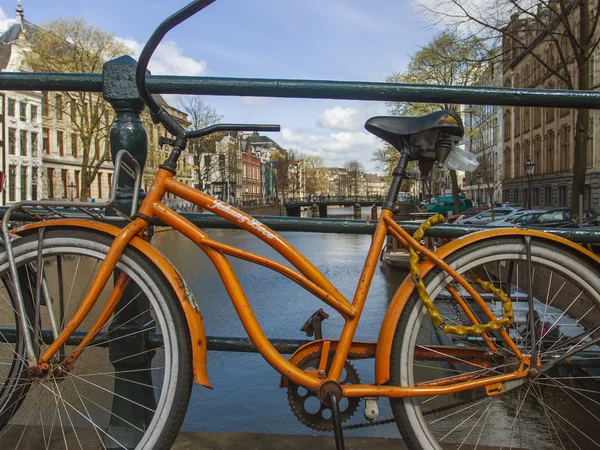 Amsterdam, Niederlande, 14. April 2012. typische Stadtlandschaft an einem sonnigen Frühlingstag — Stockfoto