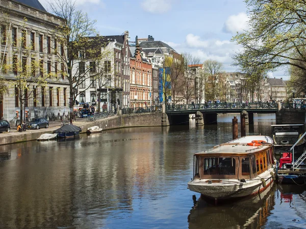 Ámsterdam, Países Bajos. Paisaje urbano típico en un soleado día de primavera — Foto de Stock