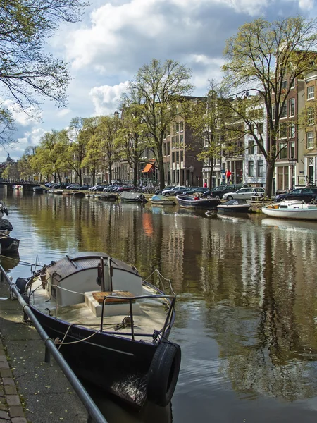 荷兰阿姆斯特丹。在一个阳光明媚的春日的典型城市景观 — 图库照片