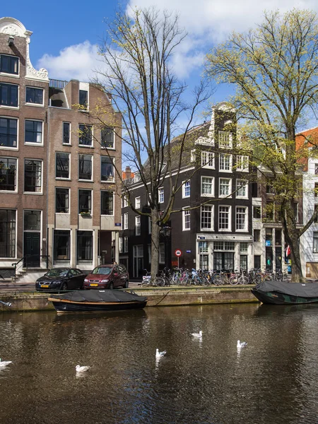 Ámsterdam, Países Bajos, 14 de abril de 2012. Casas antiguas en la orilla del canal — Foto de Stock