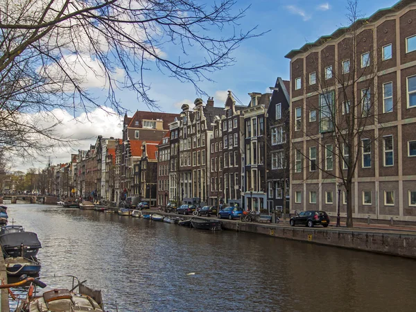 Amsterdam, Pays-Bas, le 14 avril 2012. Vieilles maisons sur la rive du canal — Photo