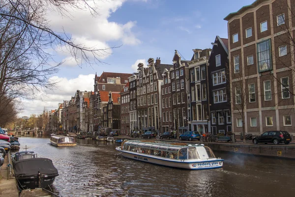 Amsterdam, Paesi Bassi, 14 aprile 2012. Tipico paesaggio urbano in una soleggiata giornata primaverile — Foto Stock