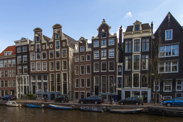 Amsterdam, Pays-Bas, le 14 avril 2012. Vieilles maisons sur la rive du canal — Photo